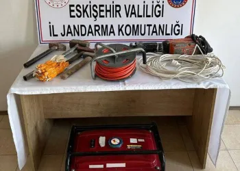 Kaçak kazı yapan 3 şahsa jandarmadan operasyon