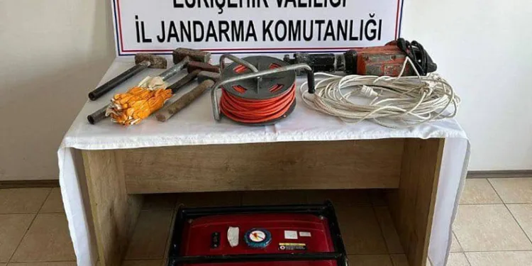 Kaçak kazı yapan 3 şahsa jandarmadan operasyon