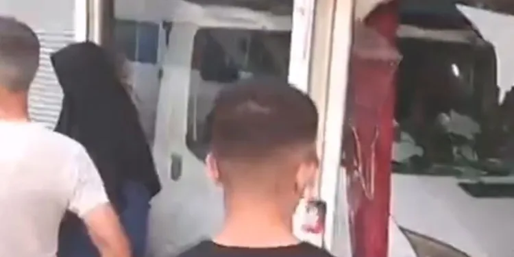Kamyonet berber dükkanına girdi