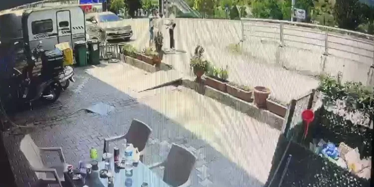 Silahlı saldırıdan saniyelerle kurtuldu
