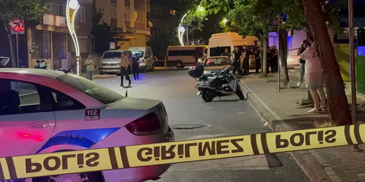 Kavgayı ayıran bekçi sırtından bıçaklandı