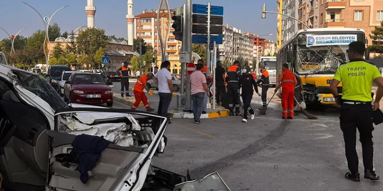 Çorum’da yolcu otobüsü ile hafif ticari araç çarpıştı: 10 yaralı