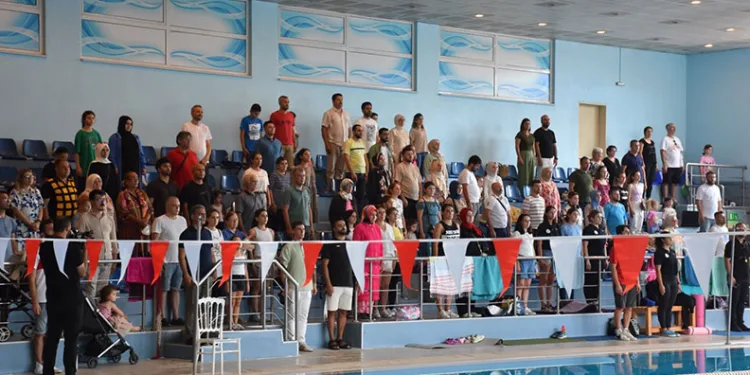 Gemlik’te minik yüzücüler birincilik için yarıştı