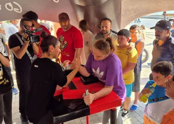 Şampiyonlar halkla bilek güreşi yaptı