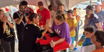 Şampiyonlar halkla bilek güreşi yaptı