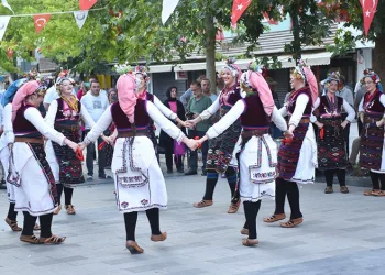 Letonyalı ve Makedon dansçılar Yenişehir’de sahne aldı
