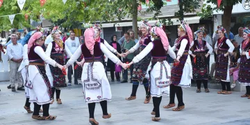 Letonyalı ve Makedon dansçılar Yenişehir’de sahne aldı