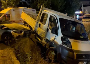 Bursa’da park halindeki kamyonete çarptı: 3 yaralı