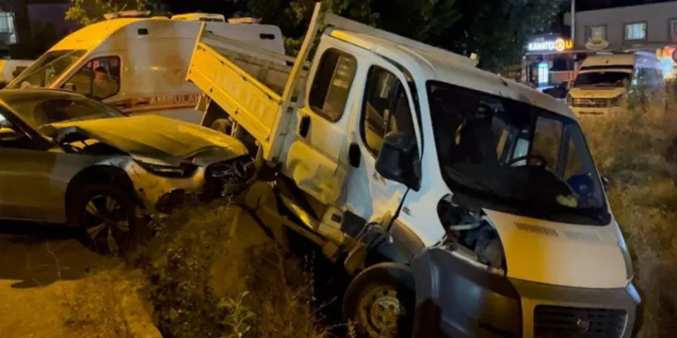 Bursa’da park halindeki kamyonete çarptı: 3 yaralı