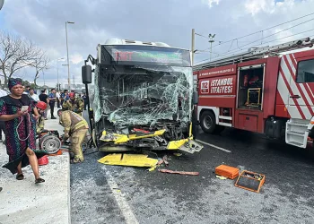 İETT otobüsü park halindeki tıra çarptı: 8 yaralı
