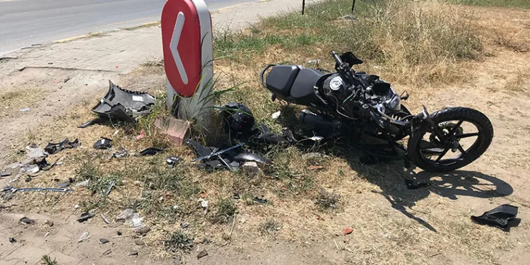 Minibüsle kafa kafaya çarpışan 17 yaşındaki motosiklet sürücüsü ağır yaralandı