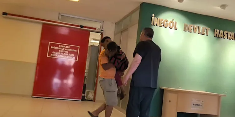 BURSA'NIN İNEGÖL İLÇESİNDE MEYDANA GELEN OLAYDA TARLADA OYUN OYNARKEN BIÇAĞIN ÜZERİNE DÜŞEN MEVSİMLİK İŞÇİNİN 10 YAŞINDAKİ ÇOCUĞU AĞIR YARALANDI. (SALİH BİLAL ASLAN/BURSA-İHA) Bursa'nın İnegöl ilçesinde meydana gelen olayda tarlada oyun oynarken bıçağın üzerine düşen mevsimlik işçinin 10 yaşındaki çocuğu ağır yaralandı.