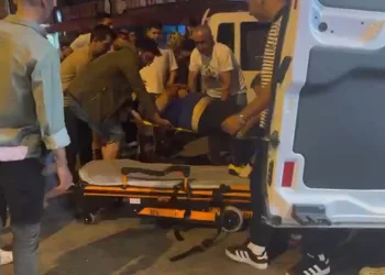 Bursa’da otomobille çarpışan motosikletli kurye yaralandı