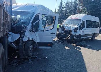İşçi servisleri kafa kafaya çarpıştı: 21 yaralı