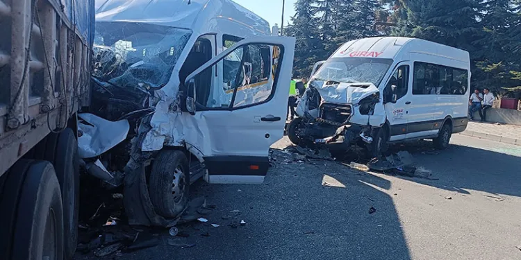 İşçi servisleri kafa kafaya çarpıştı: 21 yaralı