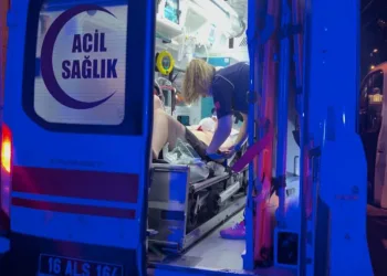 Babasına kızıp başını cama vurdu, hastanelik oldu