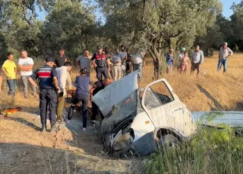 Devrilen kamyonette sıkışan 2 kişiyi itfaiye kurtardı