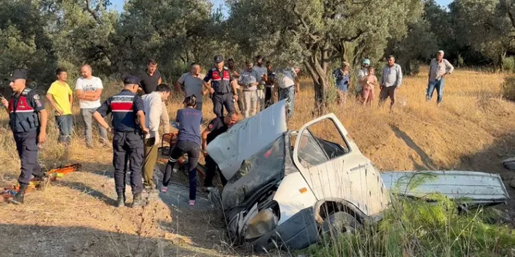 Devrilen kamyonette sıkışan 2 kişiyi itfaiye kurtardı