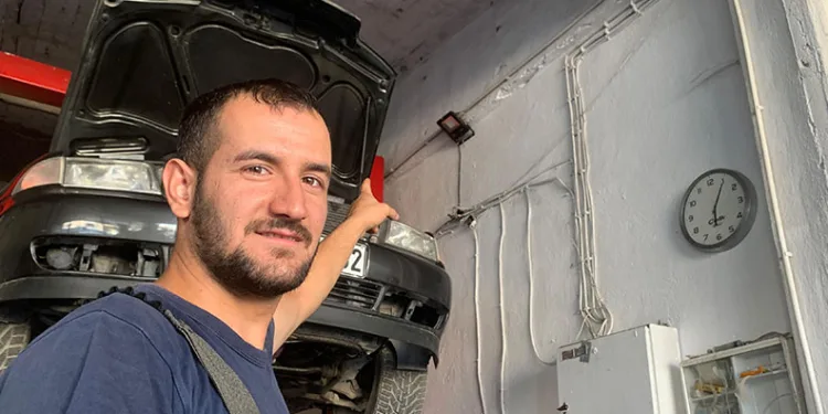 Karaman’da bir çift kumru 2 yıldır oto tamirci dükkanına yuva yapıyor