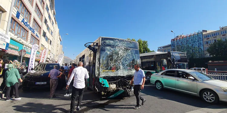 Freni patlayan otobüs dehşet saçtı