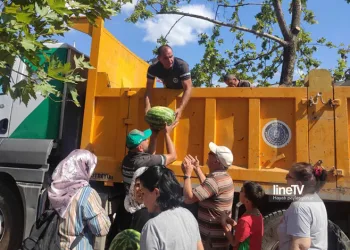 Bursa’da vatandaşa ücretsiz karpuz dağıtıldı