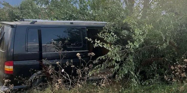 Bursa’da minibüs tarlaya uçtu, sürücü yaralandı