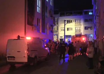 Bursa’da 4 katlı bina alev aldı, 7 kişi dumandan etkilendi