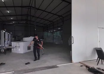 Bursa’da kolunu strafor doğrama makinesine kaptırdı