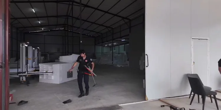 Bursa’da kolunu strafor doğrama makinesine kaptırdı