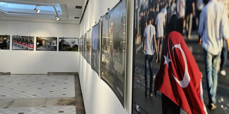 Yıldırım Belediyesi ’15 Temmuz’ konulu fotoğraf sergisini açtı