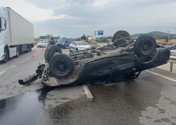 Bursa’da yağışlı yolda kayan araç takla attı