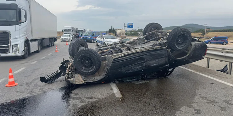 Bursa’da yağışlı yolda kayan araç takla attı