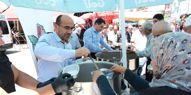 Ali Osman Tayır vatandaşlara aşure dağıttı