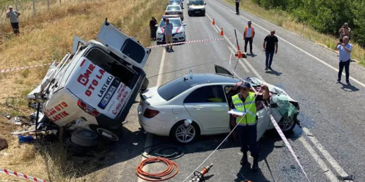 Yozgat’ta iki araç kafa kafaya çarpıştı: 3 ölü, 1 yaralı
