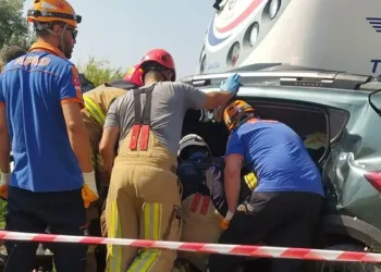 Yolcu treni hemzemin geçitte otomobile çarptı: 3 ölü