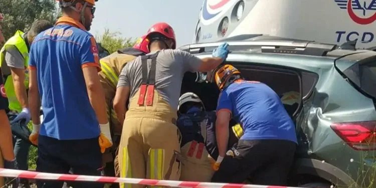 Yolcu treni hemzemin geçitte otomobile çarptı: 3 ölü