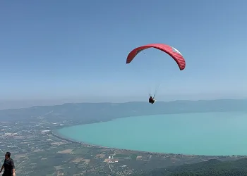 İznik Gölü turkuaza büründü, yamaç paraşütüne akın başladı