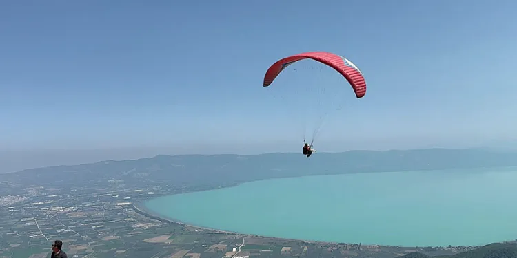 İznik Gölü turkuaza büründü, yamaç paraşütüne akın başladı