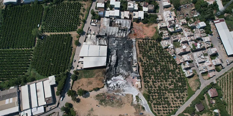 Bursa’da hurdalar milyonluk fabrikaları küle çevirdi