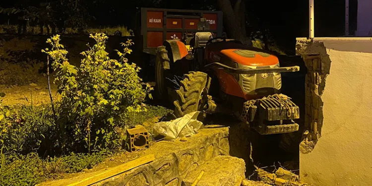 Kontrolden çıkan traktör dehşet saçtı: 2 ölü, 2 yaralı