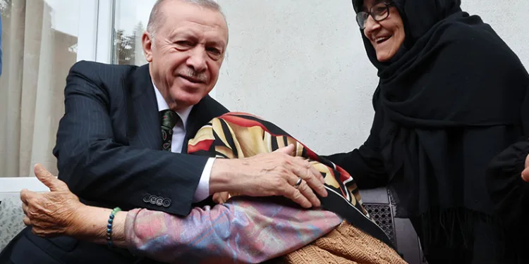 Erdoğan, Rize’de komşu ve akrabaları ile hasret giderdi