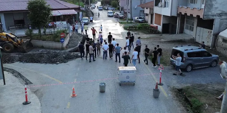 Yolu kapatan köylülerden doğalgaz tepkisi