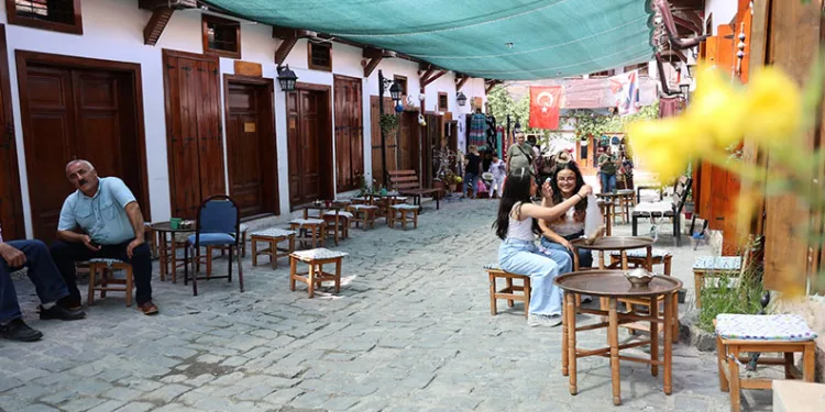 Bu sokak kadınların el emeğiyle canlandı