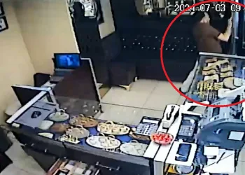 Bursa’da kuyumcu, soyguncuyu dükkana sokmadı