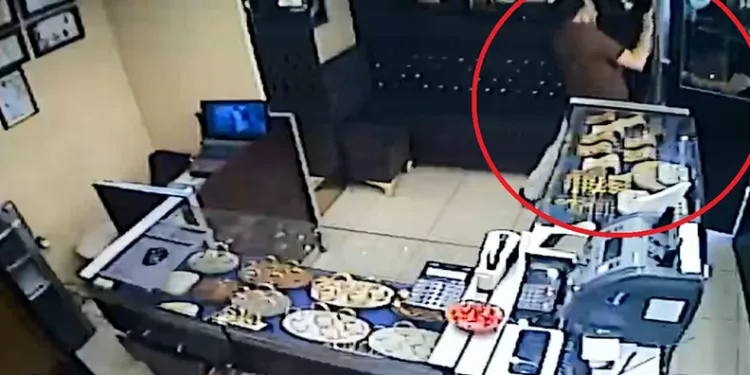 Bursa’da kuyumcu, soyguncuyu dükkana sokmadı