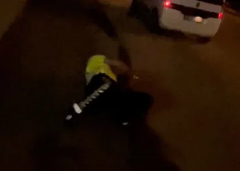 Bursa’da ehliyetsiz sürücü trafik polisine çarptı