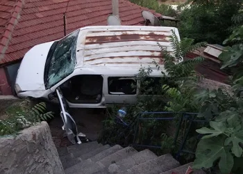 Yokuşta kayan araç gecekondunun üzerine düştü