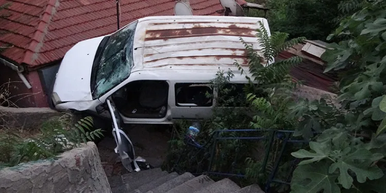 Yokuşta kayan araç gecekondunun üzerine düştü