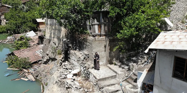 Baraj suları yükseldi, Sebaha Nine köyde mahsur kaldı