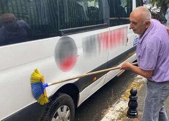 Yağan yağmurda aracını yıkadı